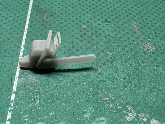 Motorsäge im Maßstab 1/50