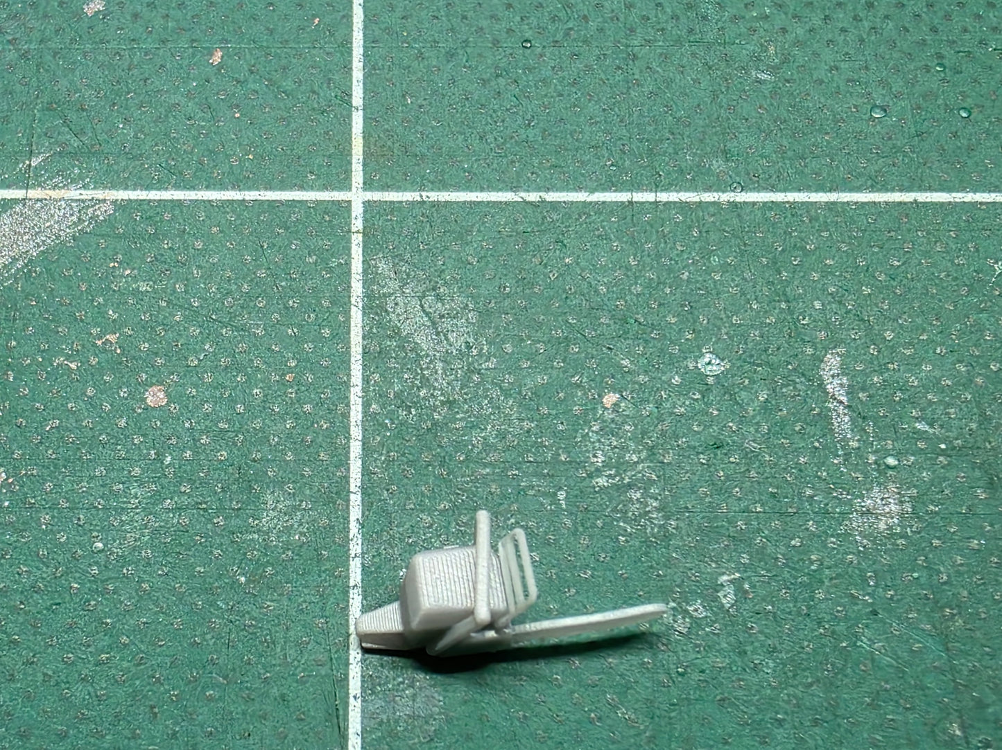 Motorsäge im Maßstab 1/50