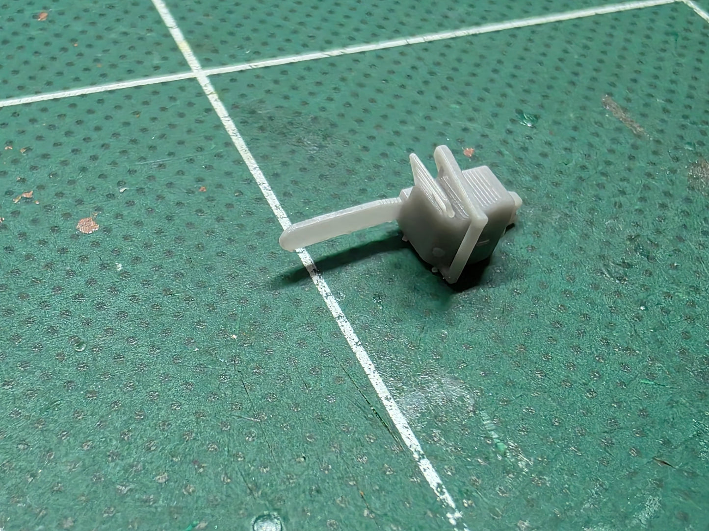 Motorsäge im Maßstab 1/50