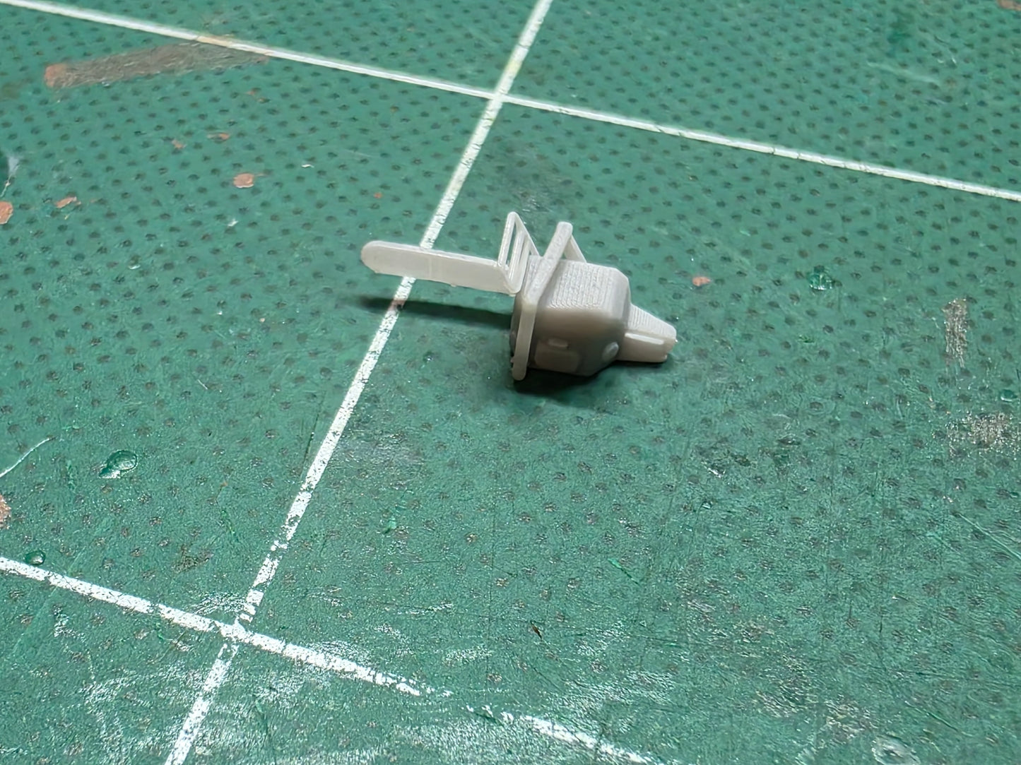 Motorsäge im Maßstab 1/50