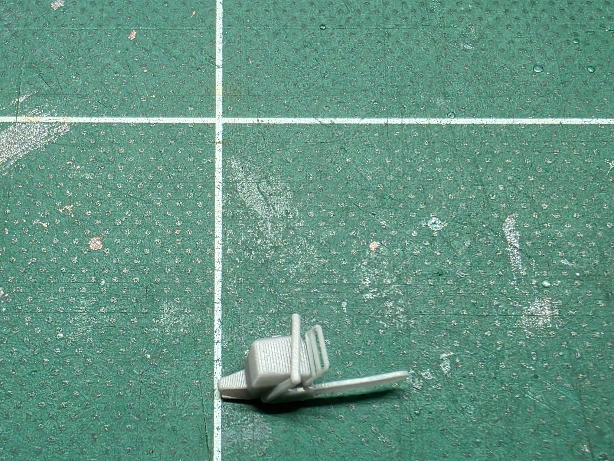 Motorsäge im Maßstab 1/50