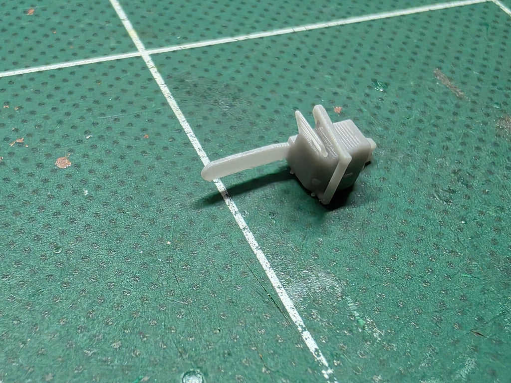 Motorsäge im Maßstab 1/50