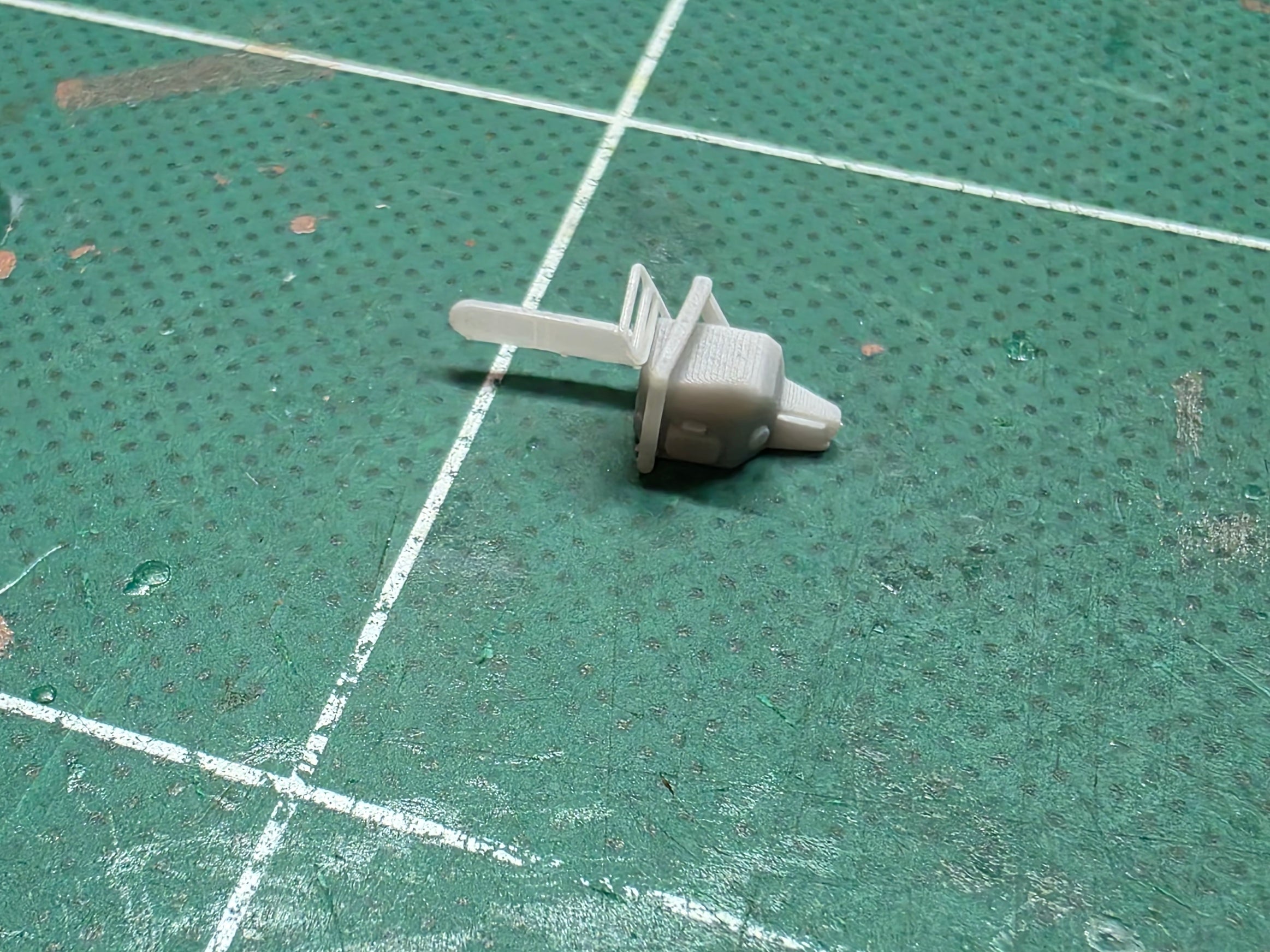 Motorsäge im Maßstab 1/50
