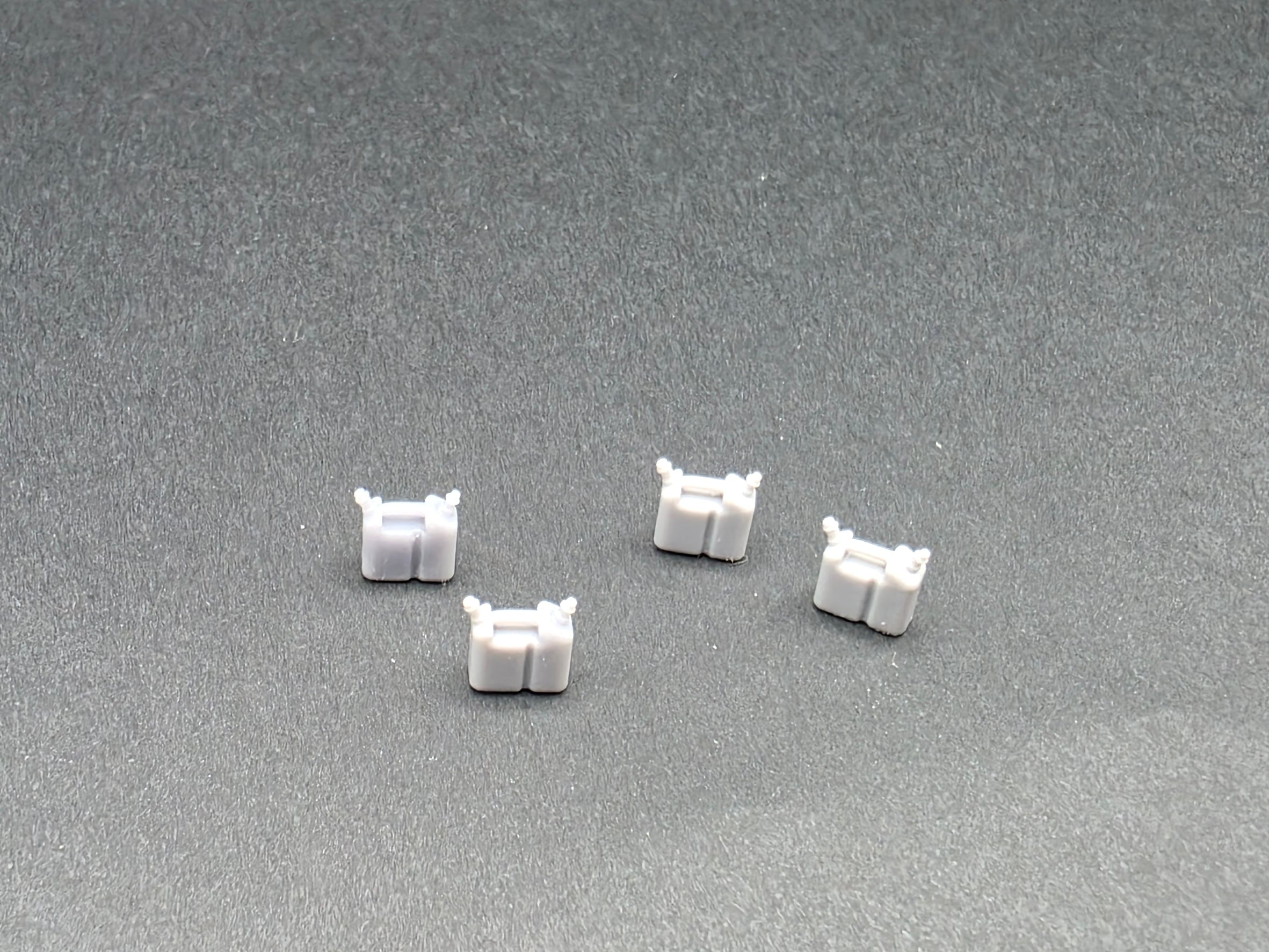 4 x Doppel Kanister für Motorsäge im Maßstab 1/50