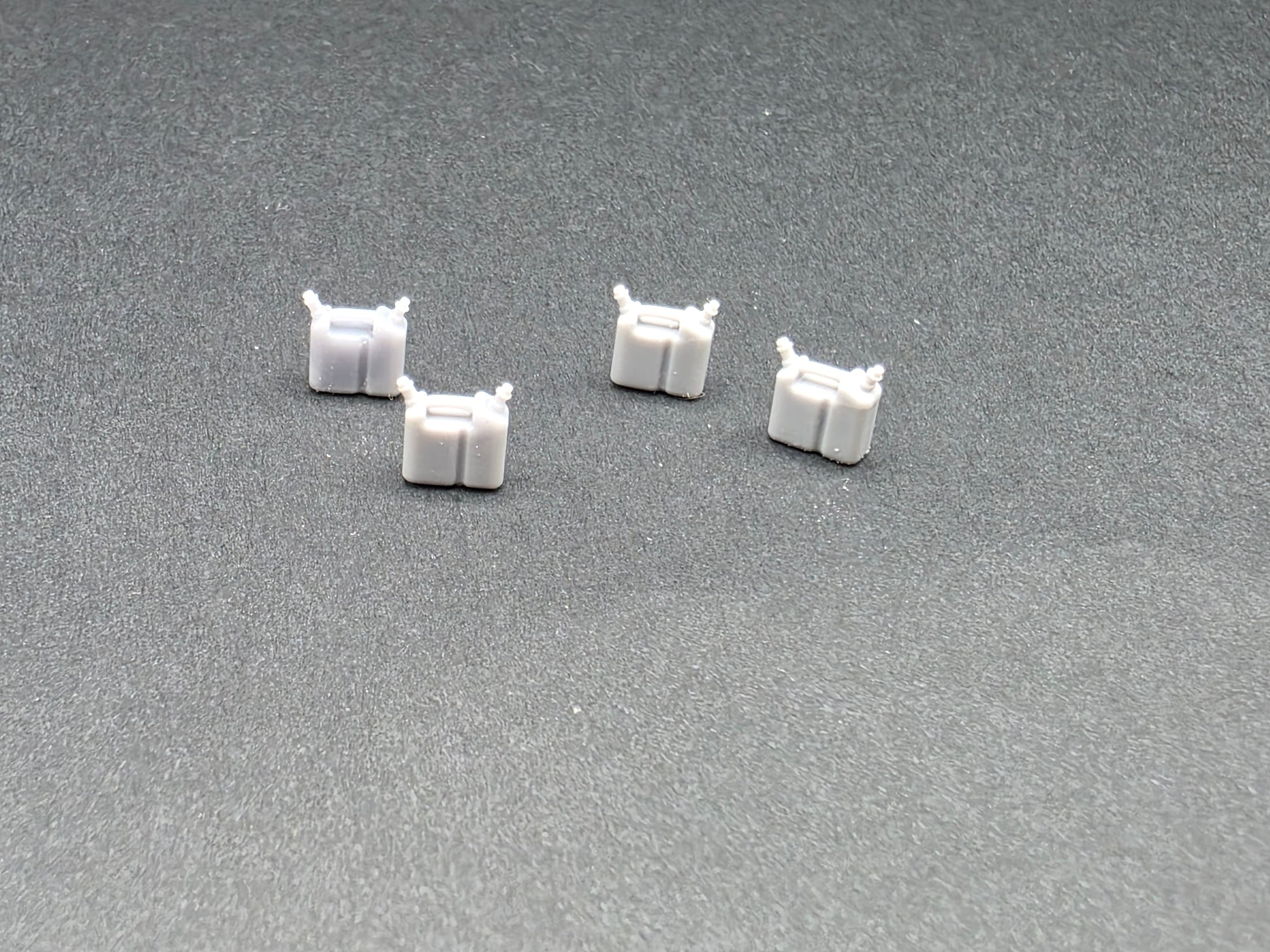 4 x Doppel Kanister für Motorsäge im Maßstab 1/50