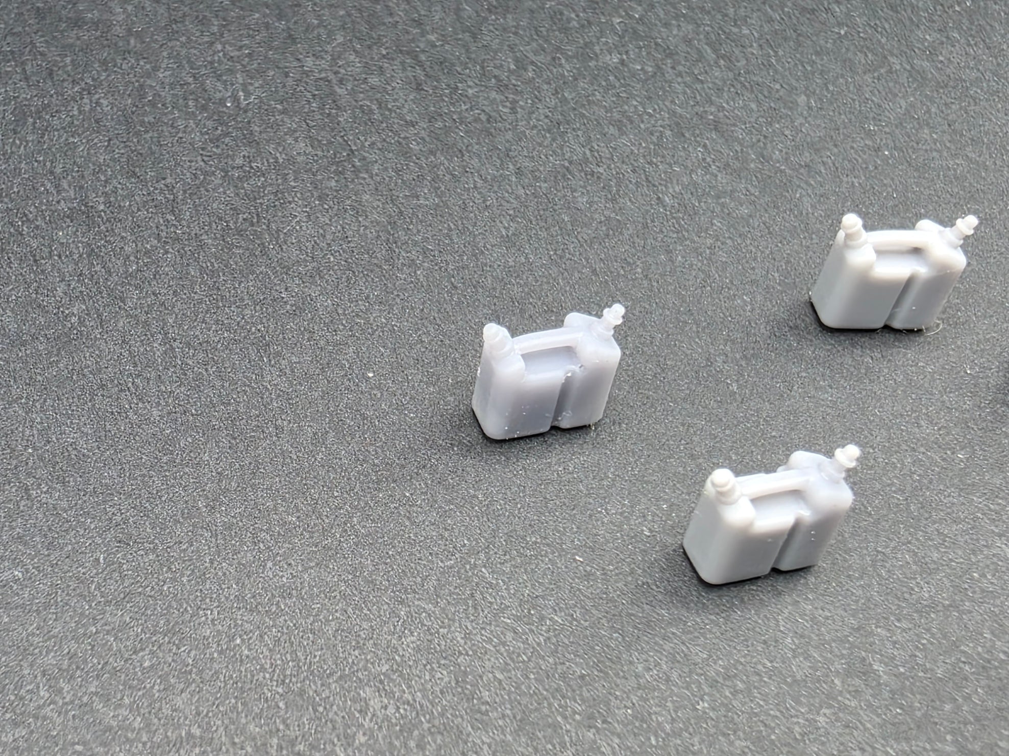 4 x Doppel Kanister für Motorsäge im Maßstab 1/50