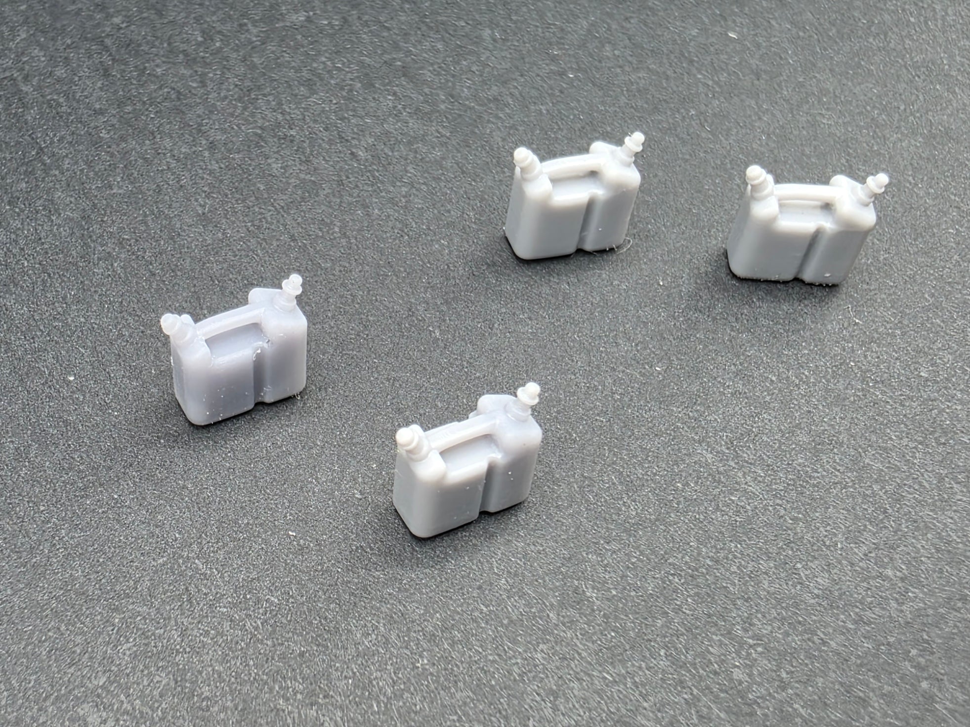 4 x Doppel Kanister für Motorsäge im Maßstab 1/50