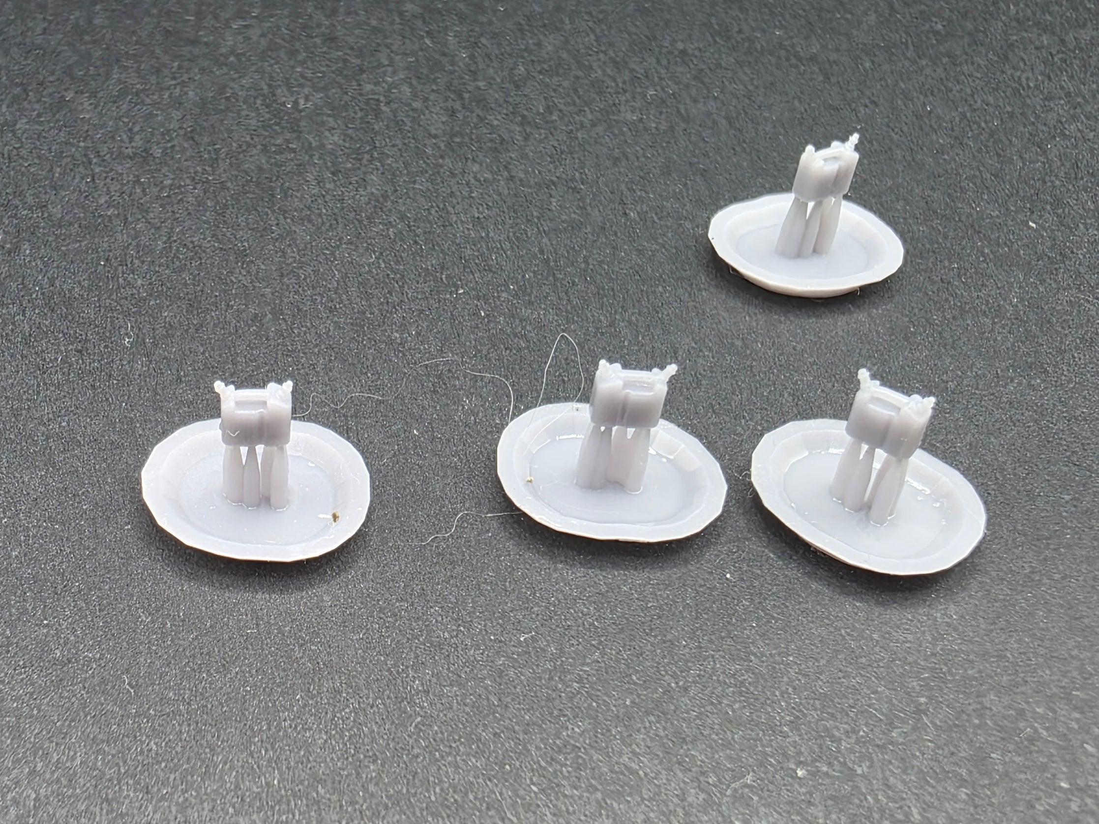 4 x Doppel Kanister für Motorsäge im Maßstab 1/87