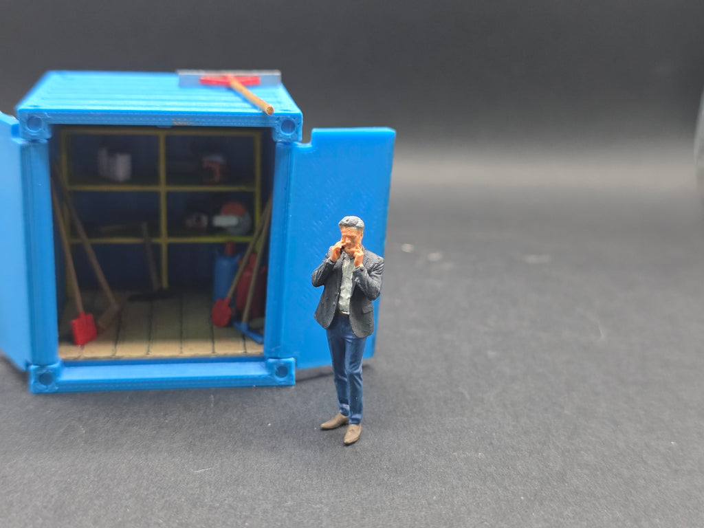 Eine Figur im Anzug am Telefon im Maßstab 1/50