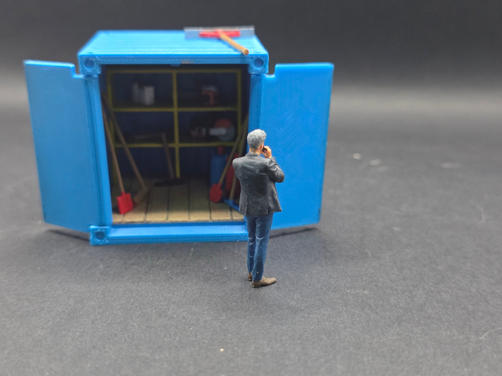 Eine Figur im Anzug am Telefon im Maßstab 1/50