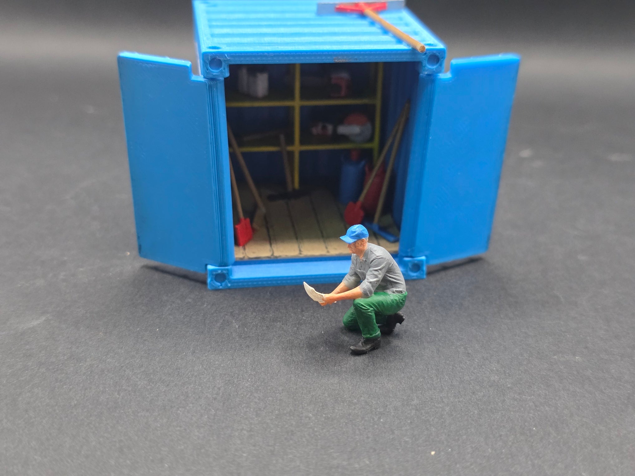 Arbeiter auf einem Knie mit einem Plan in der Hand im Maßstab 1/50 Hand Bemalt