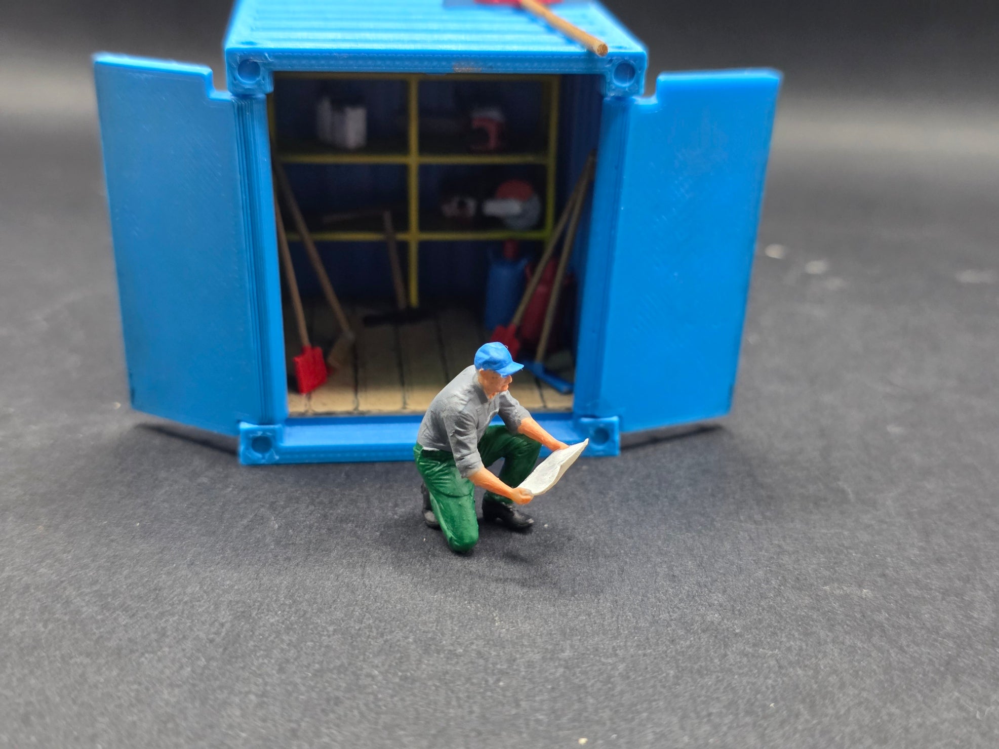 Arbeiter auf einem Knie mit einem Plan in der Hand im Maßstab 1/50 Hand Bemalt