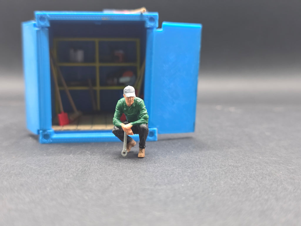 Mechaniker mit Schraubenschlüssel im Maßstab 1/50