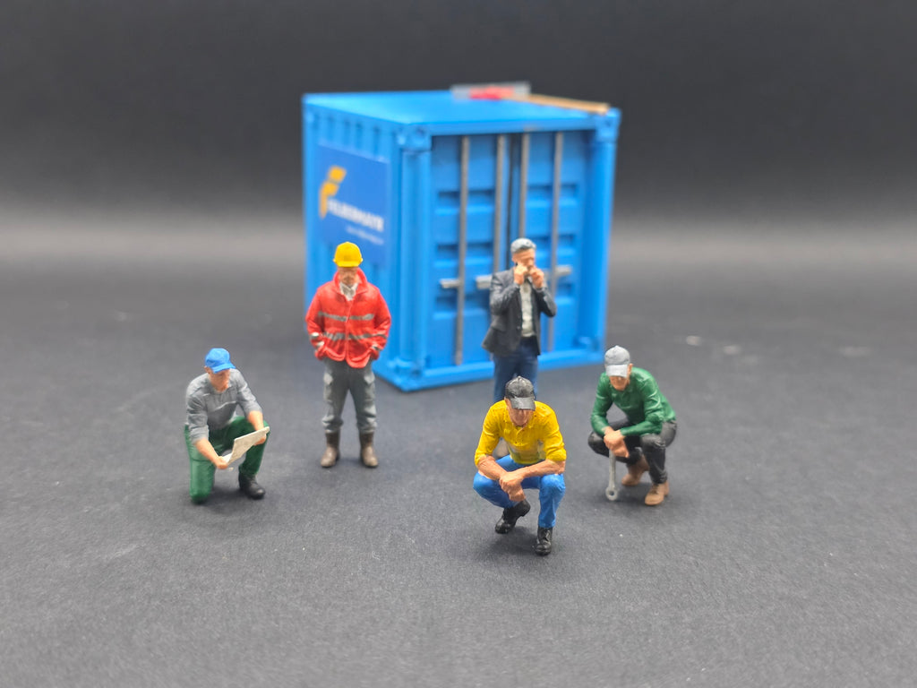 Arbeiter auf einem Knie mit einem Plan in der Hand im Maßstab 1/50