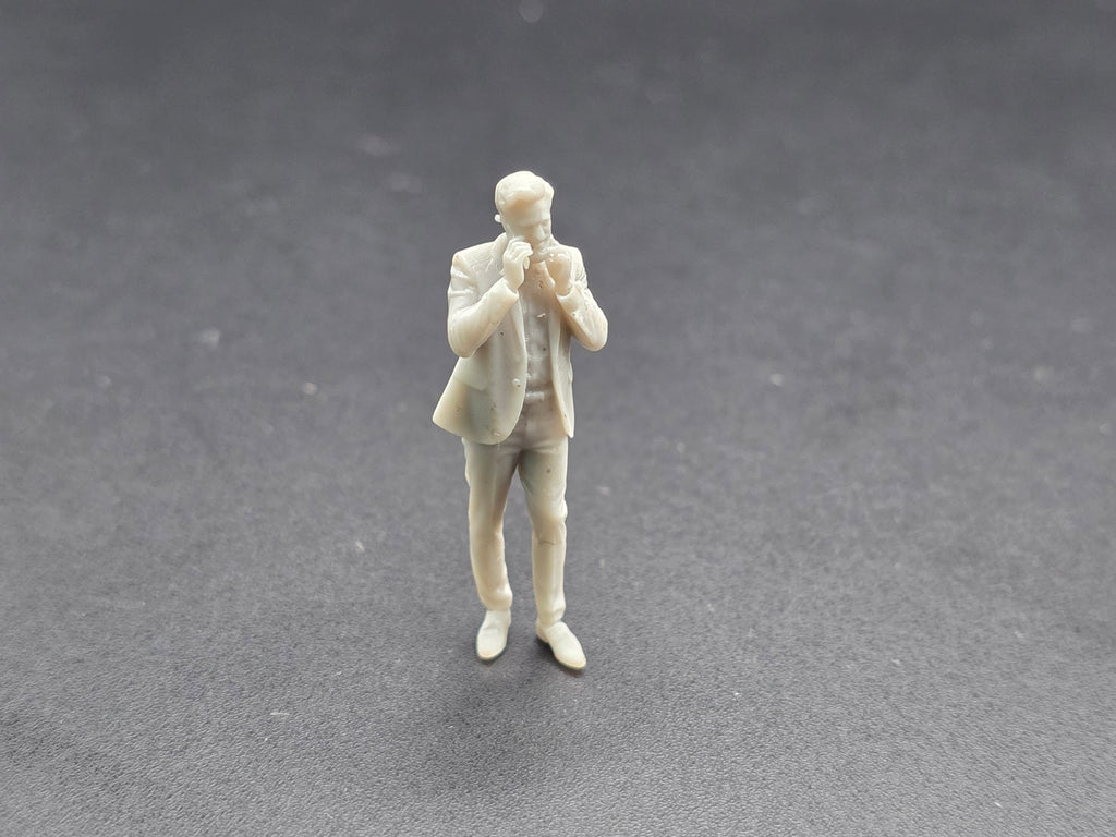 Eine Figur im Anzug am Telefon im Maßstab 1/50