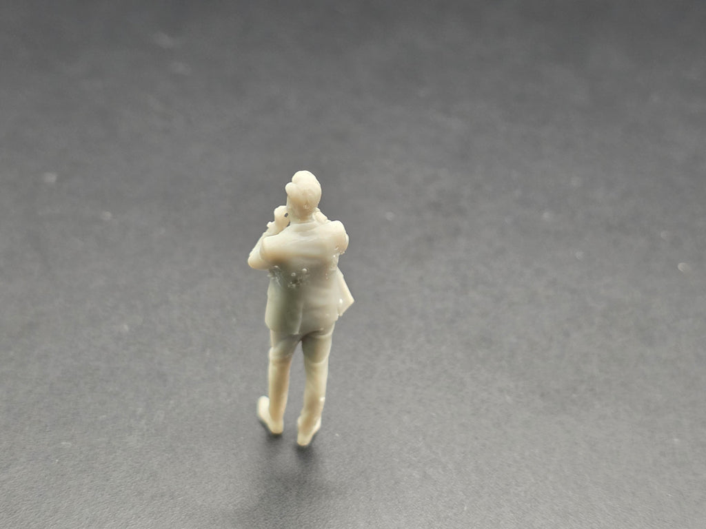 Eine Figur im Anzug am Telefon im Maßstab 1/50