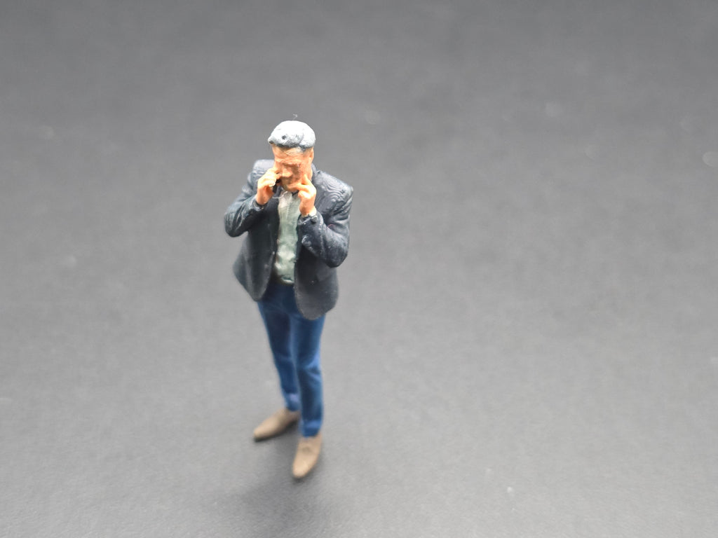 Eine Figur im Anzug am Telefon im Maßstab 1/50