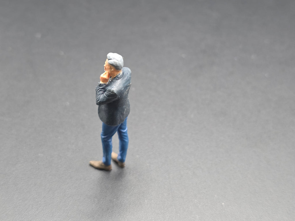Eine Figur im Anzug am Telefon im Maßstab 1/50
