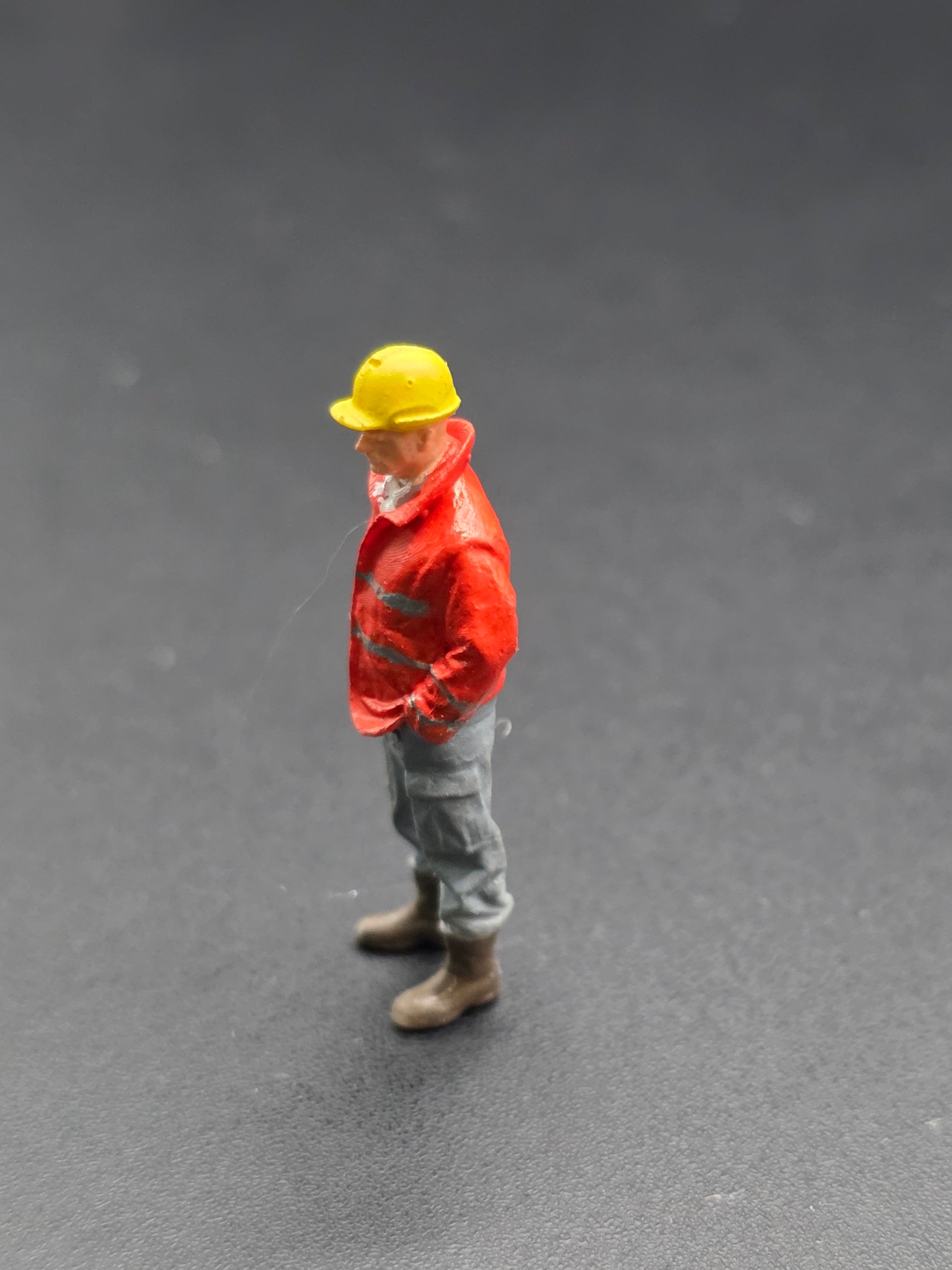 Bauarbeiter in Warnjacke im Maßstab 1/50