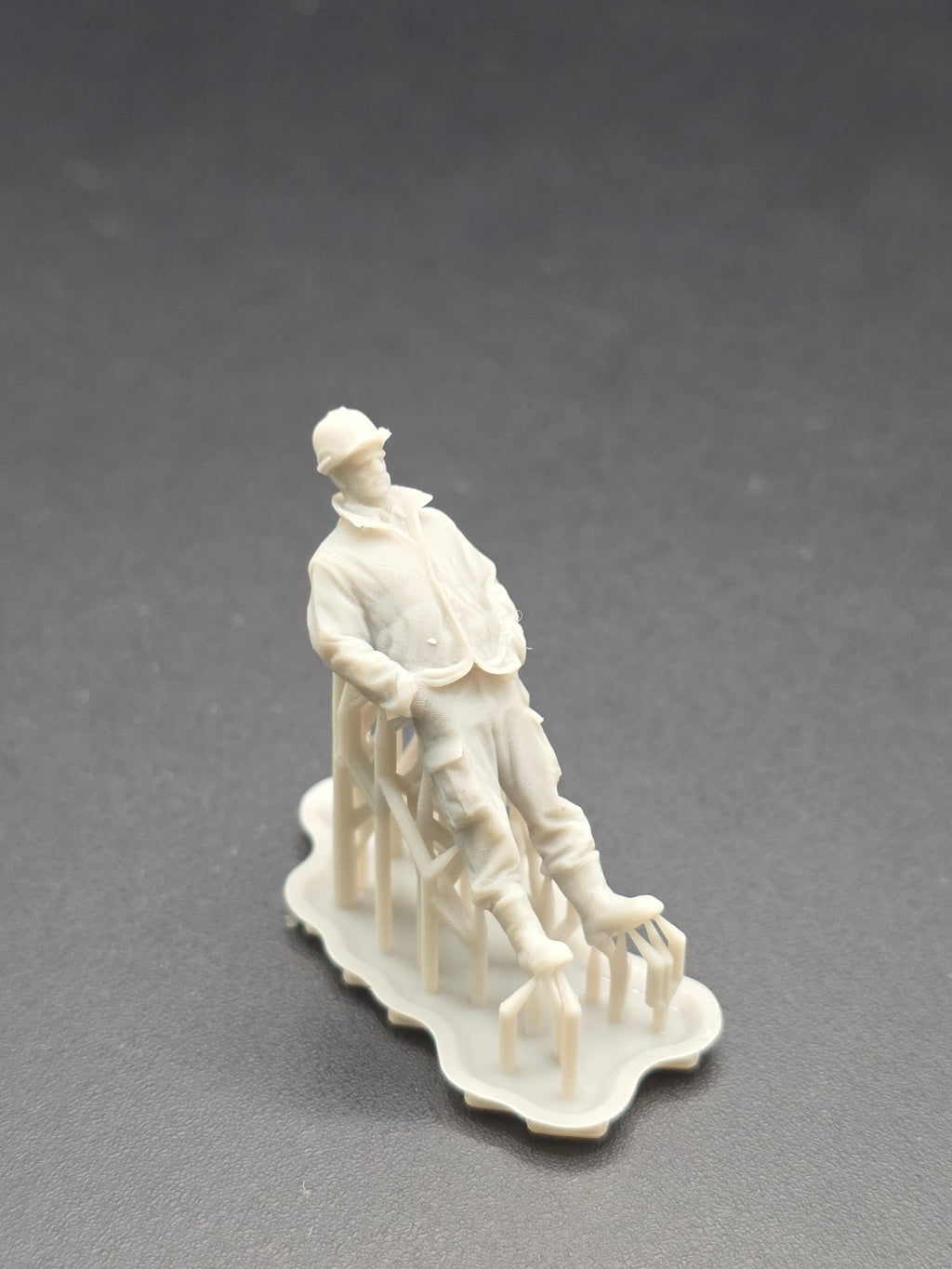 Bauarbeiter in Warnjacke im Maßstab 1/50