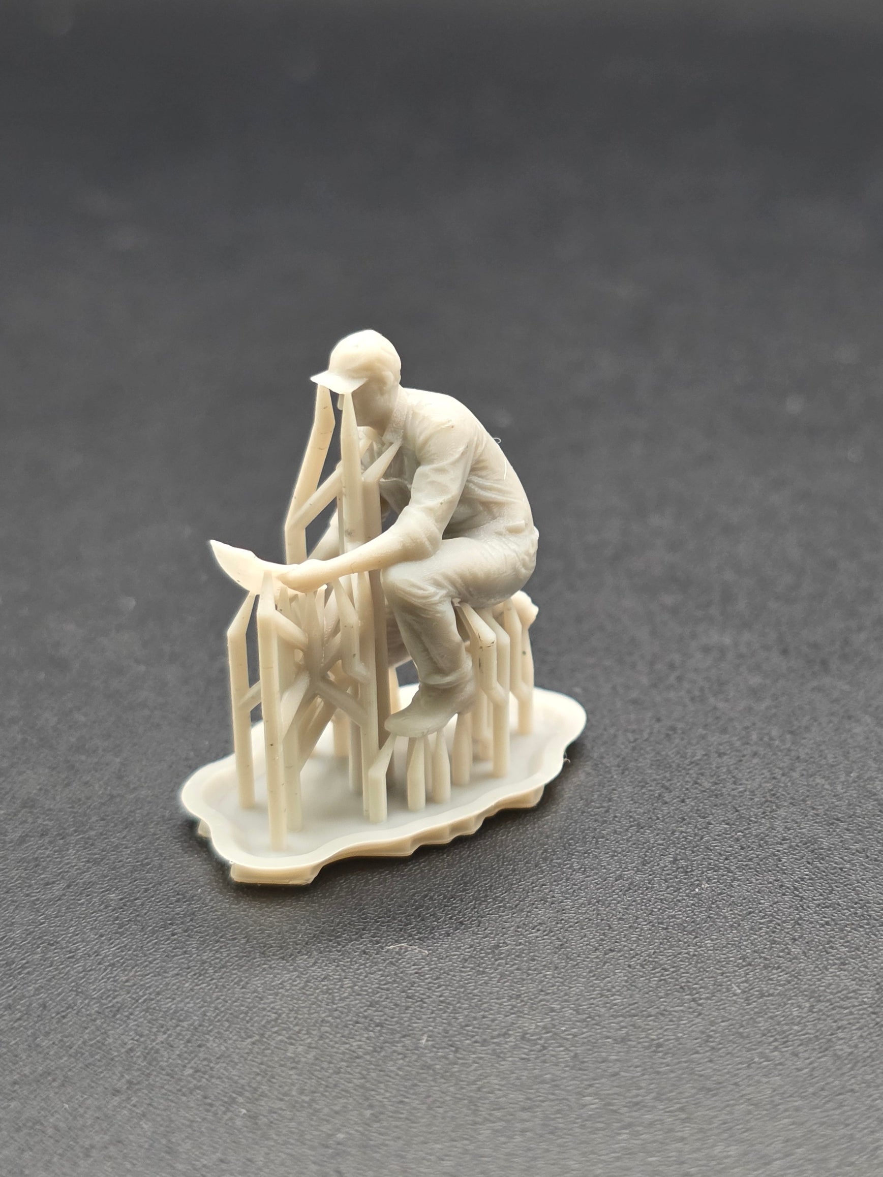 Arbeiter auf einem Knie mit einem Plan in der Hand im Maßstab 1/50