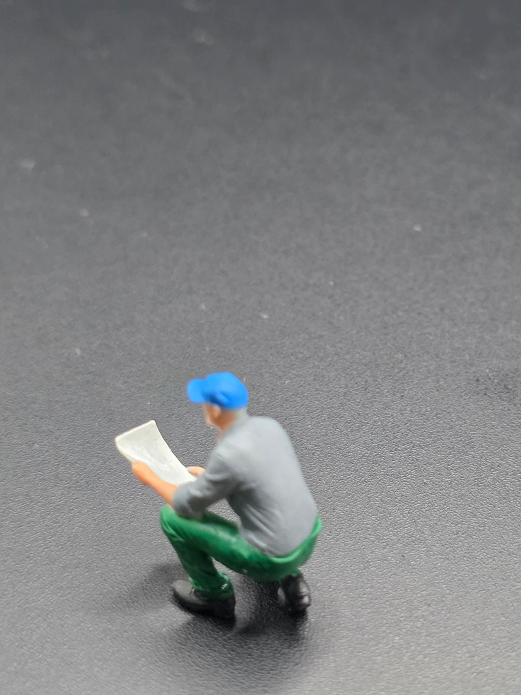 Arbeiter auf einem Knie mit einem Plan in der Hand im Maßstab 1/50 Hand Bemalt