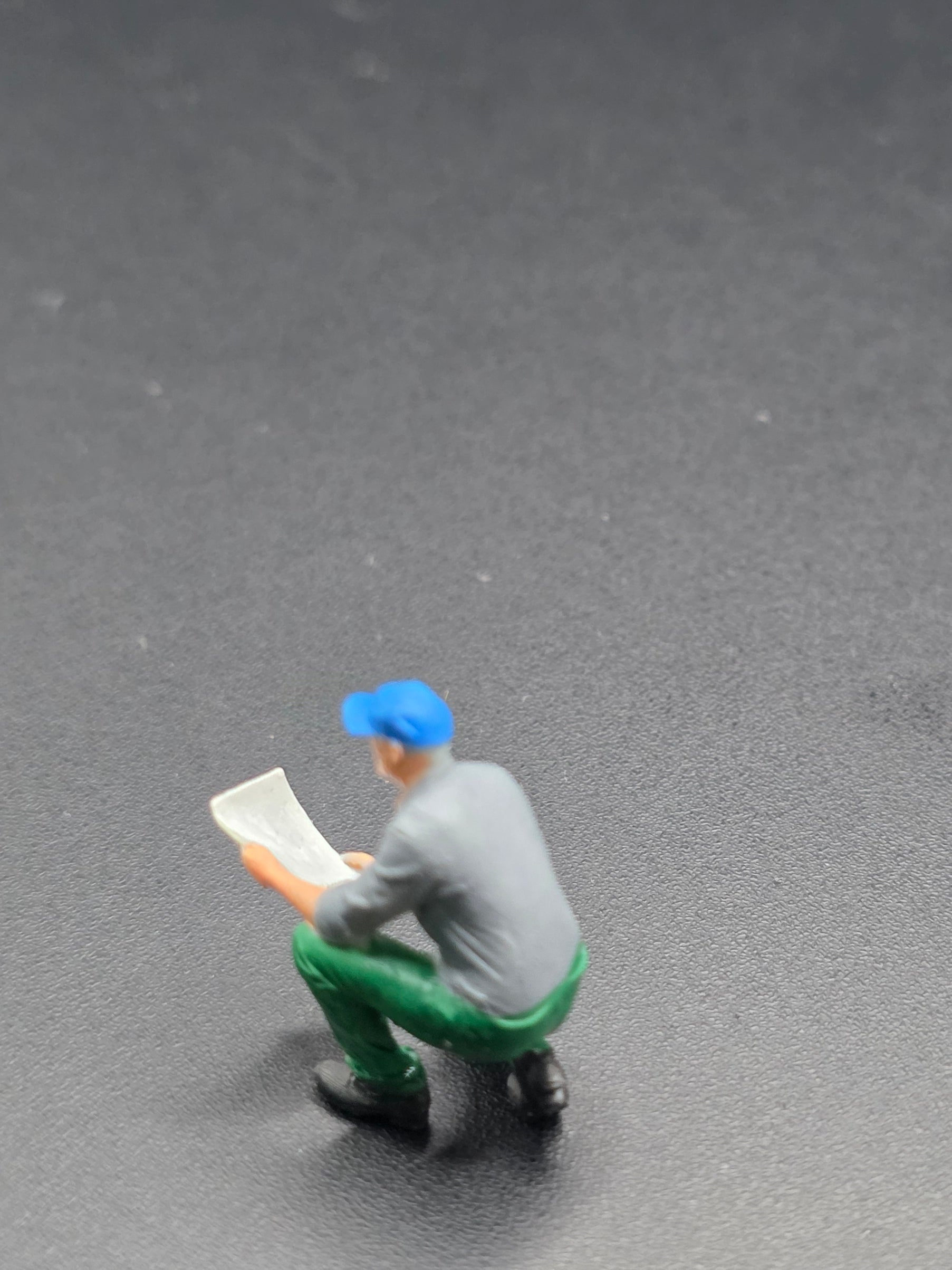 Arbeiter auf einem Knie mit einem Plan in der Hand im Maßstab 1/50 Hand Bemalt