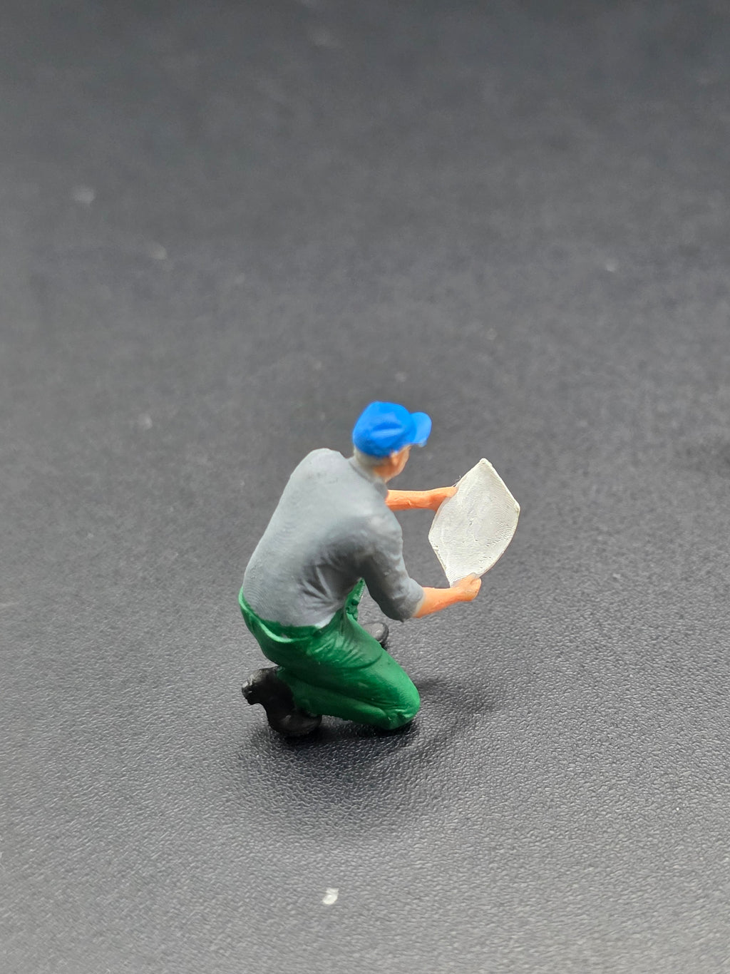 Arbeiter auf einem Knie mit einem Plan in der Hand im Maßstab 1/50 Hand Bemalt