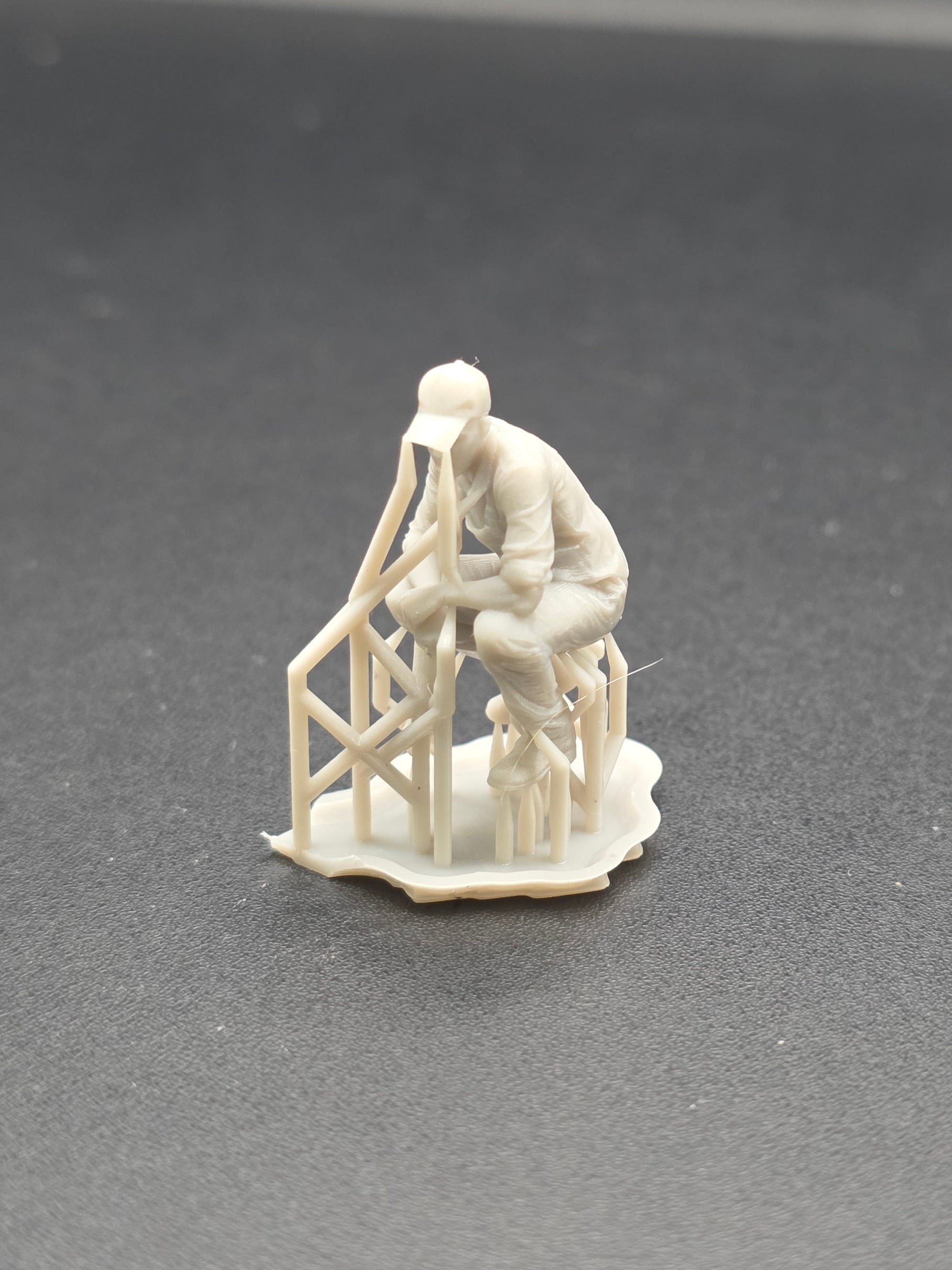 Mechaniker mit Schraubenschlüssel im Maßstab 1/50