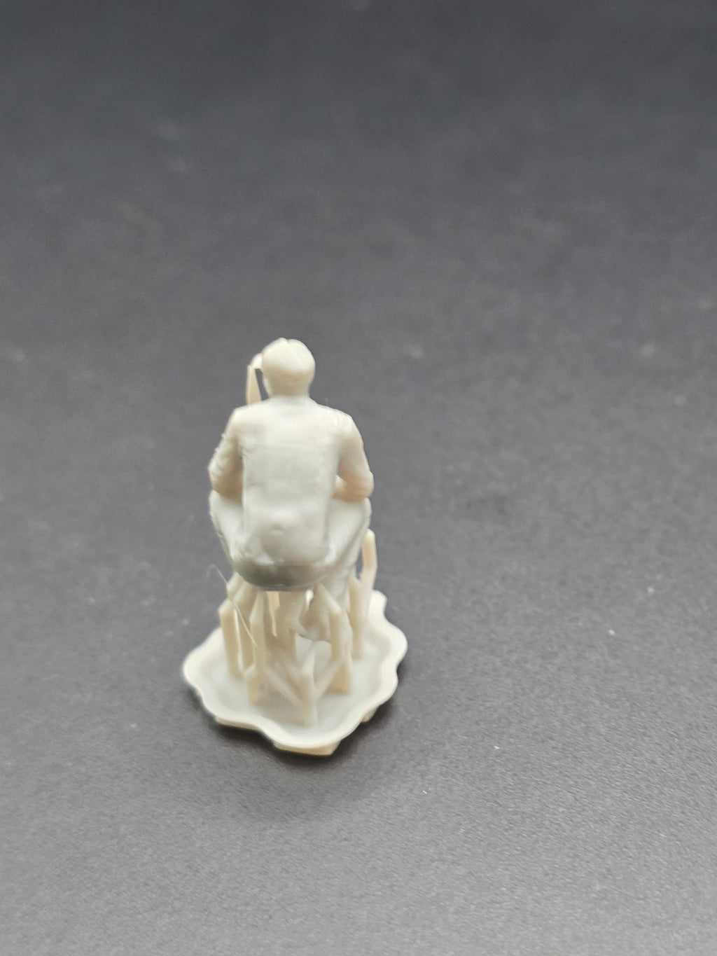 Mechaniker mit Schraubenschlüssel im Maßstab 1/50