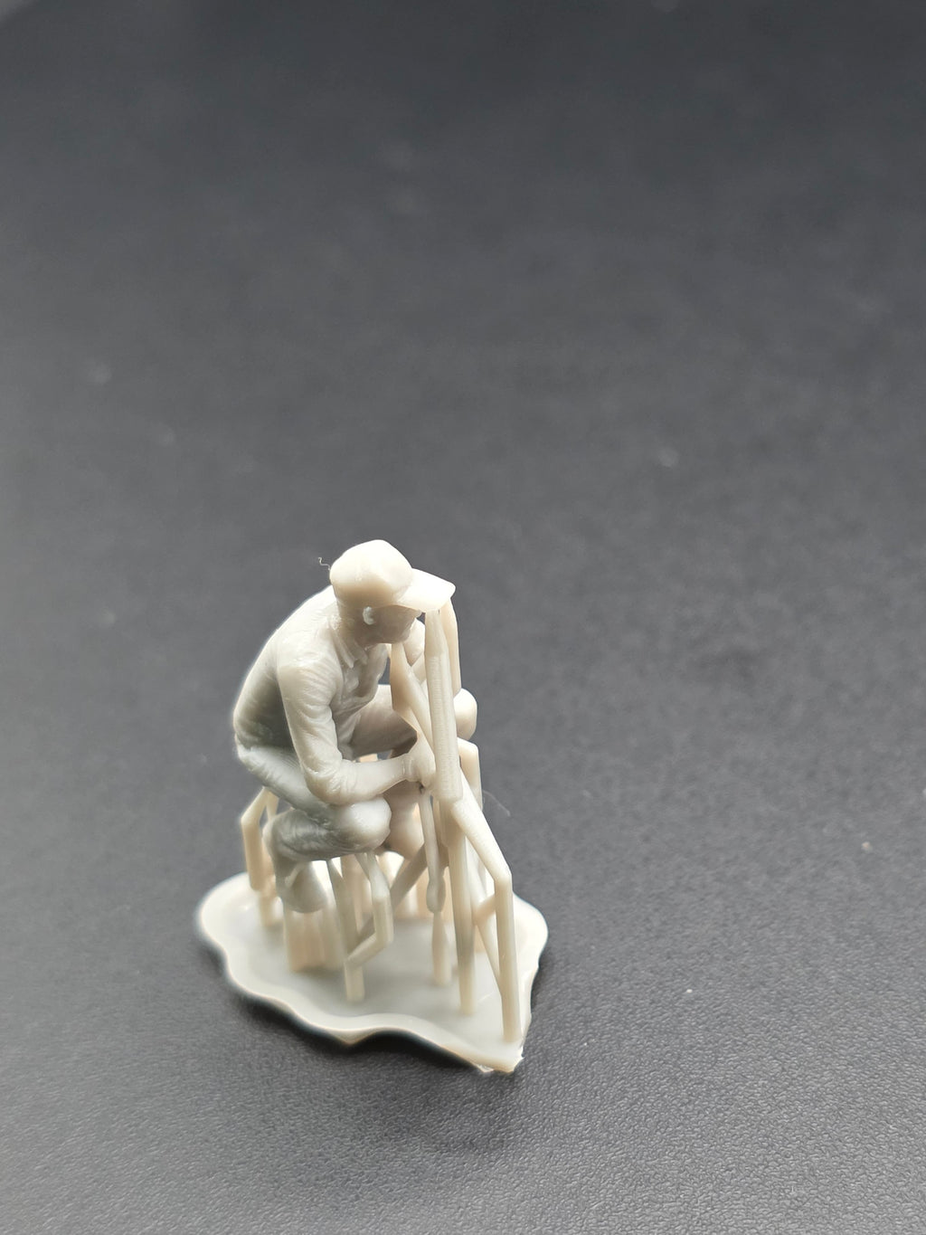 Mechaniker mit Schraubenschlüssel im Maßstab 1/50