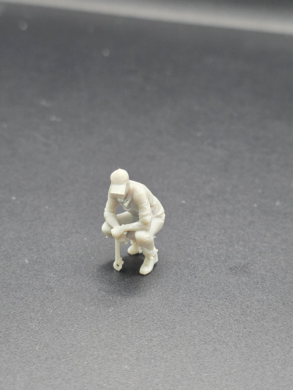 Mechaniker mit Schraubenschlüssel im Maßstab 1/50