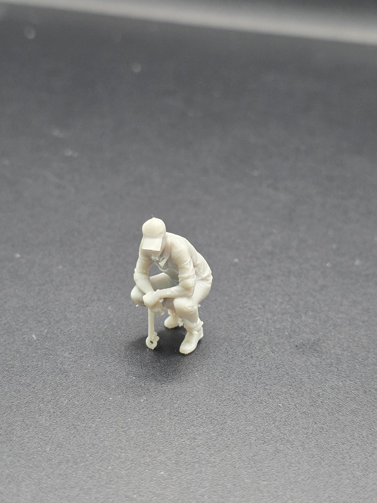 Mechaniker mit Schraubenschlüssel im Maßstab 1/50