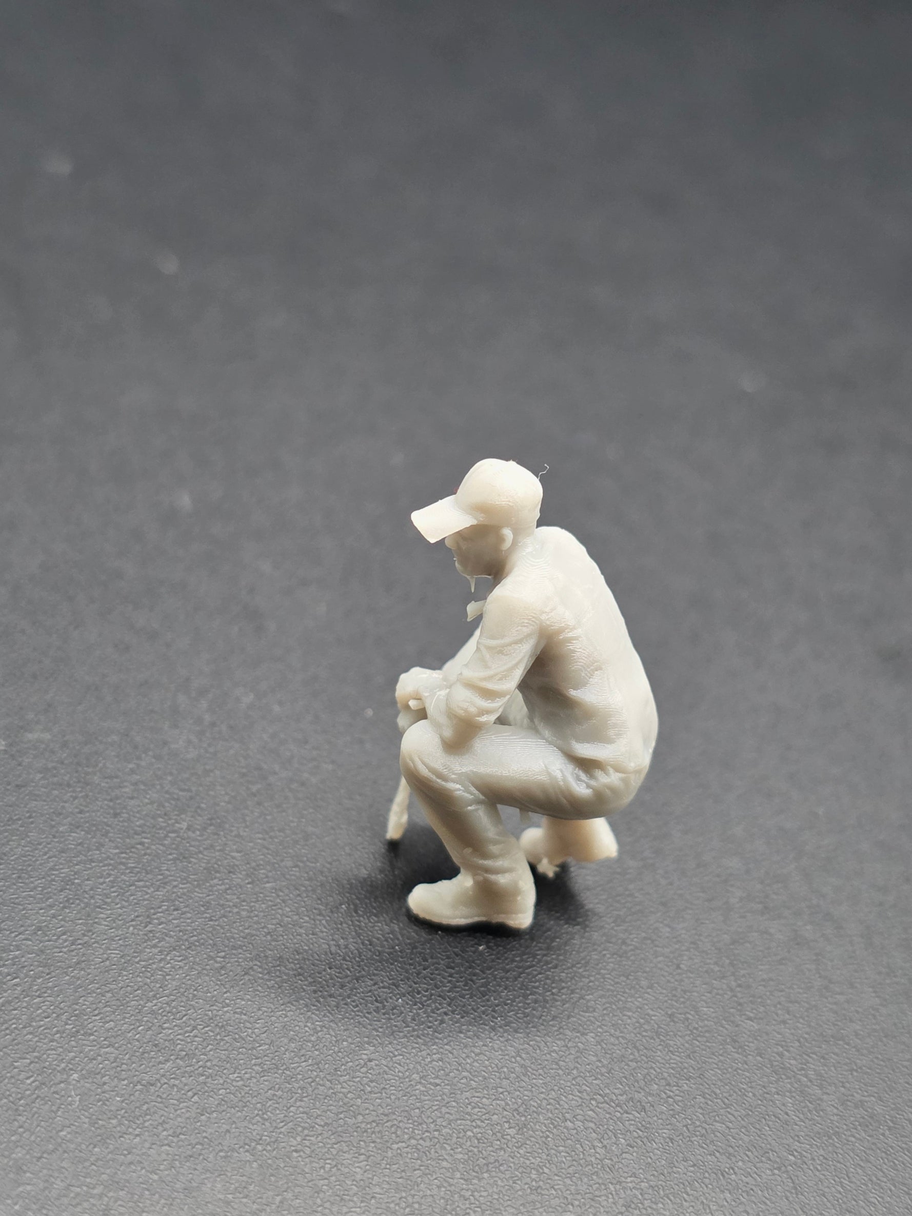 Mechaniker mit Schraubenschlüssel im Maßstab 1/50