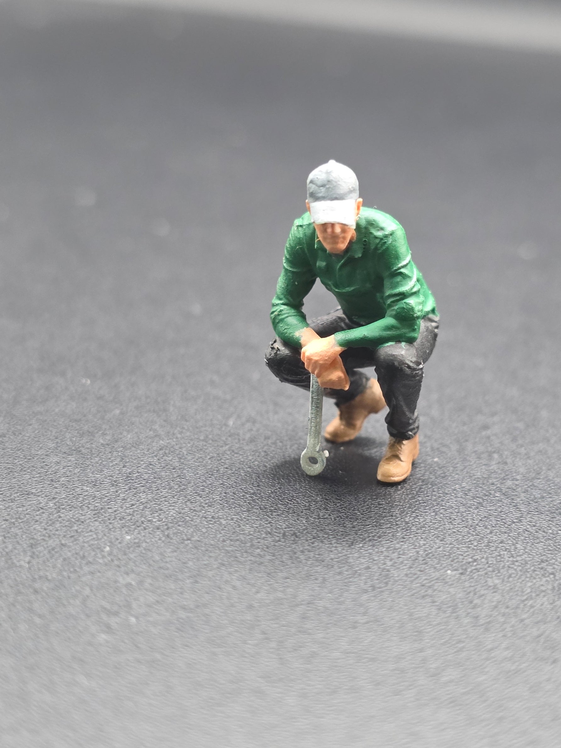 Mechaniker mit Schraubenschlüssel im Maßstab 1/50