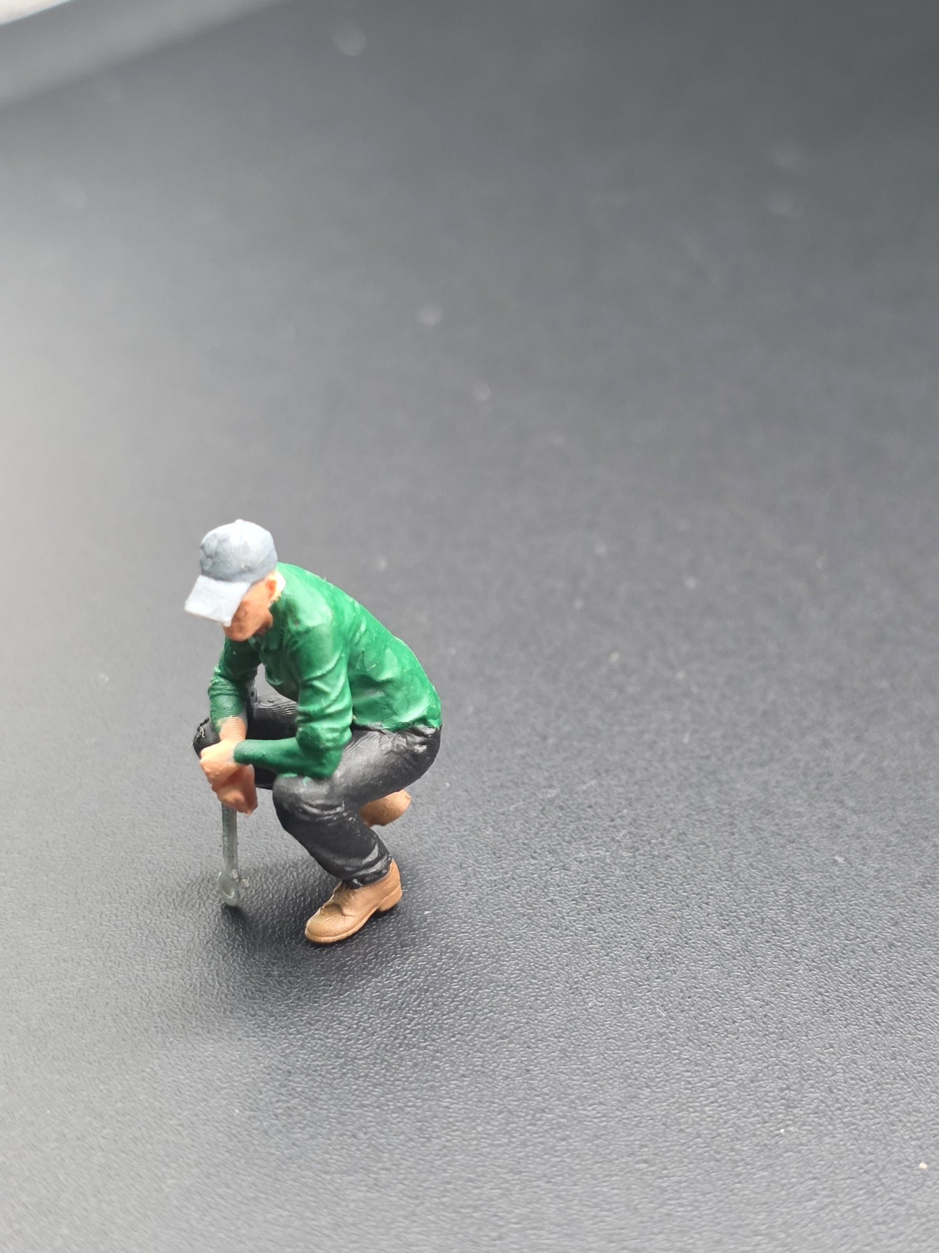Mechaniker mit Schraubenschlüssel im Maßstab 1/50