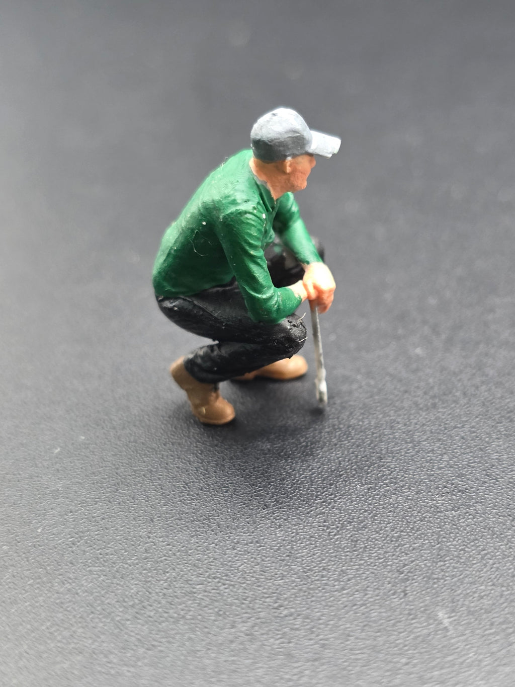 Mechaniker mit Schraubenschlüssel im Maßstab 1/50