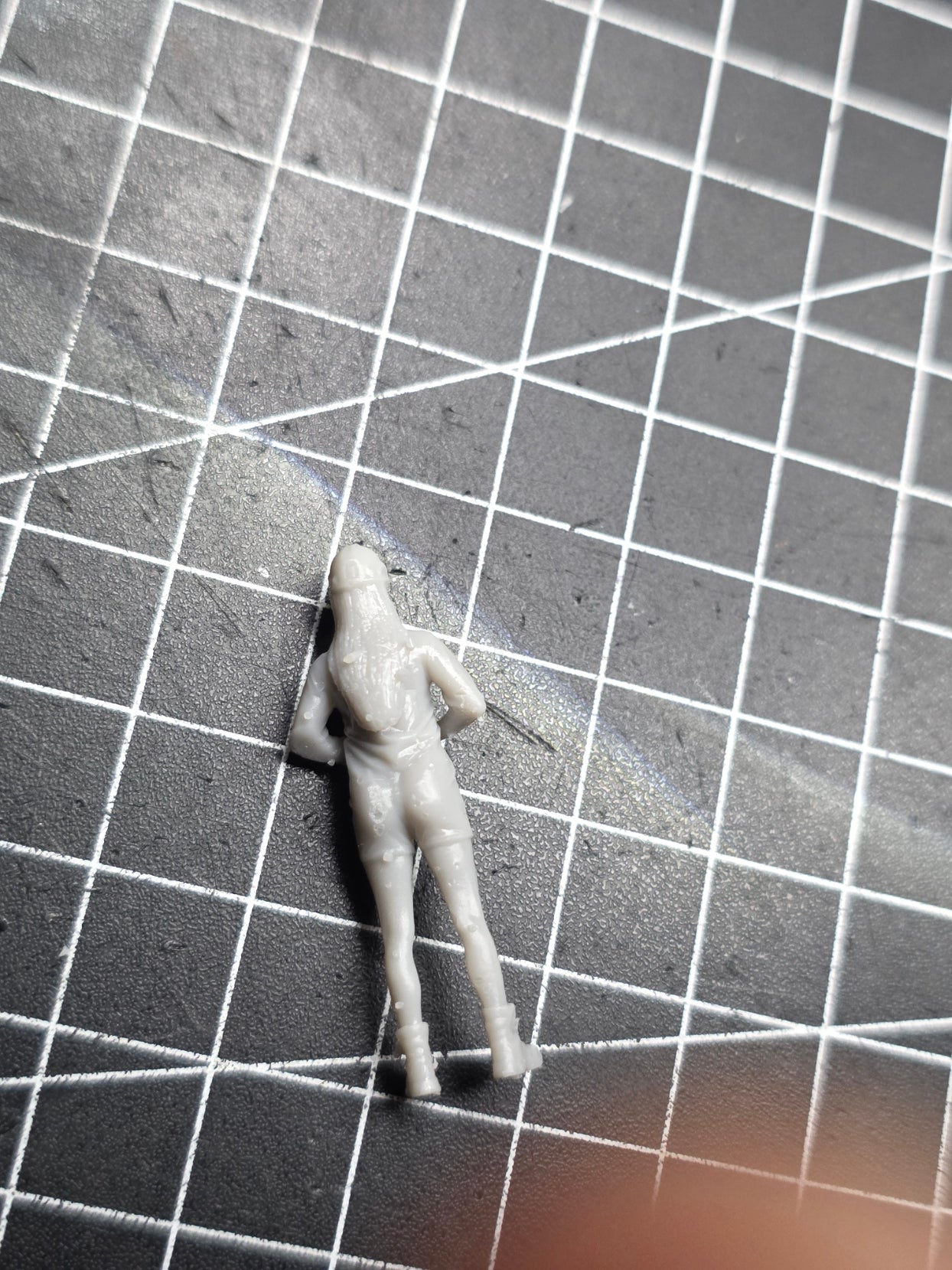 Bauarbeiterin in kurzer Hose im Maßstab 1/50