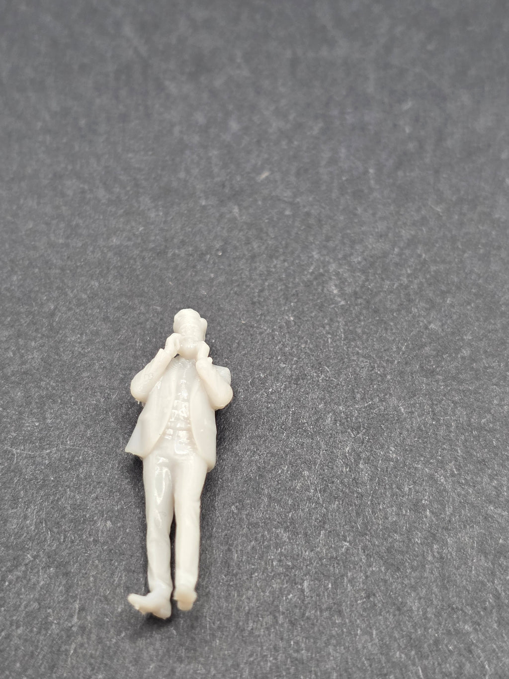 Eine Figur im Anzug am Telefon im Maßstab 1/87