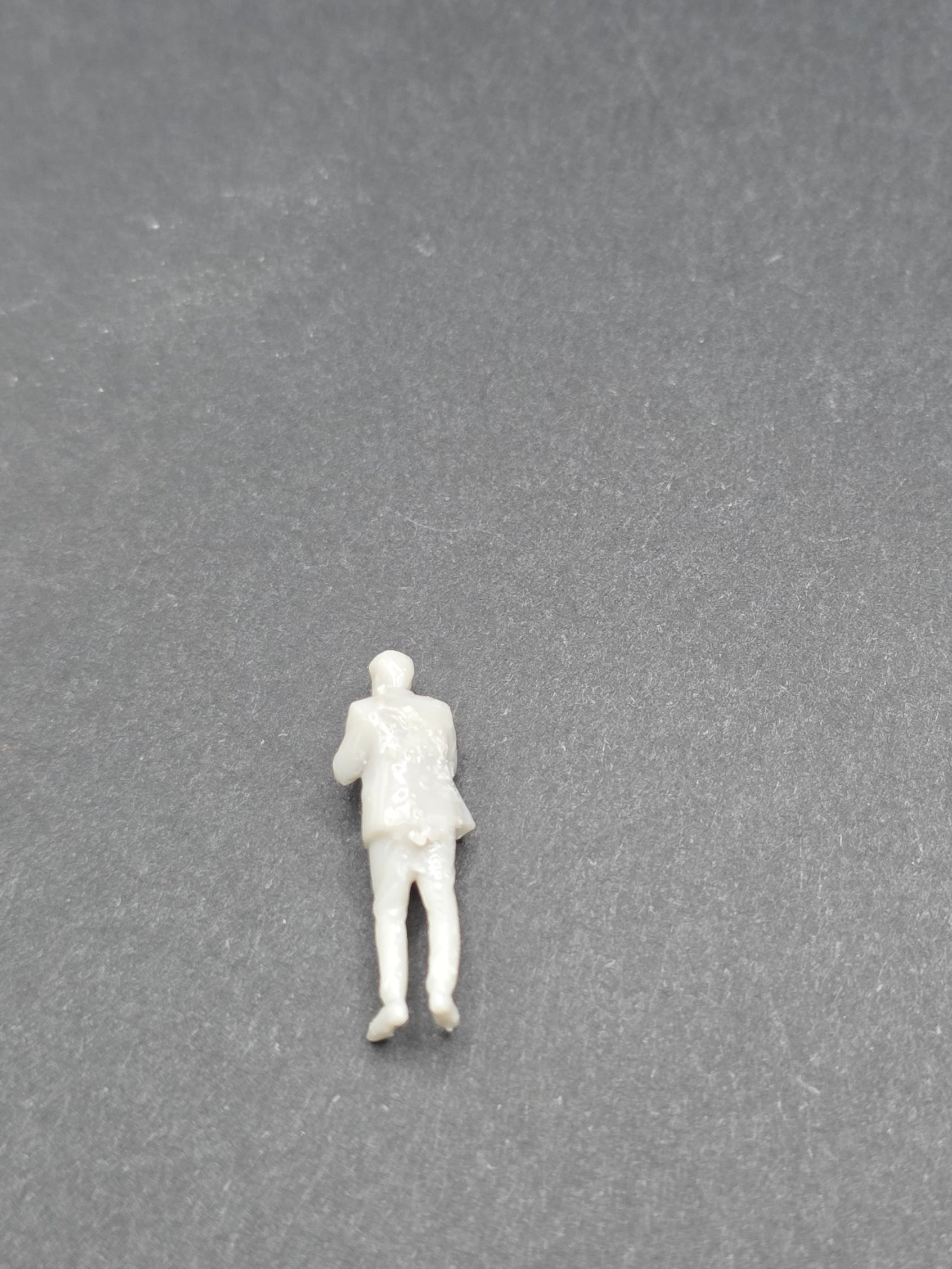 Eine Figur im Anzug am Telefon im Maßstab 1/87