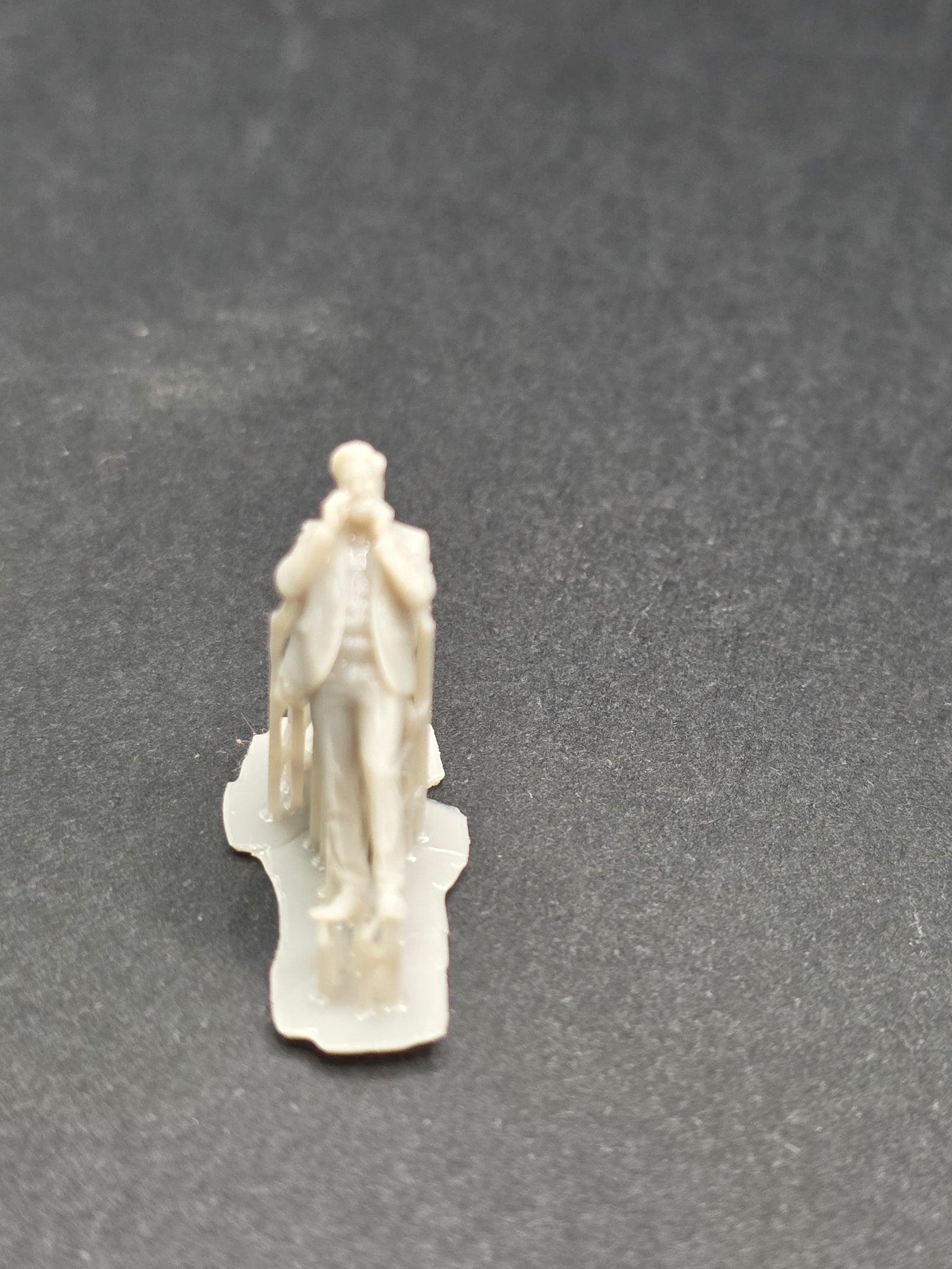Eine Figur im Anzug am Telefon im Maßstab 1/87