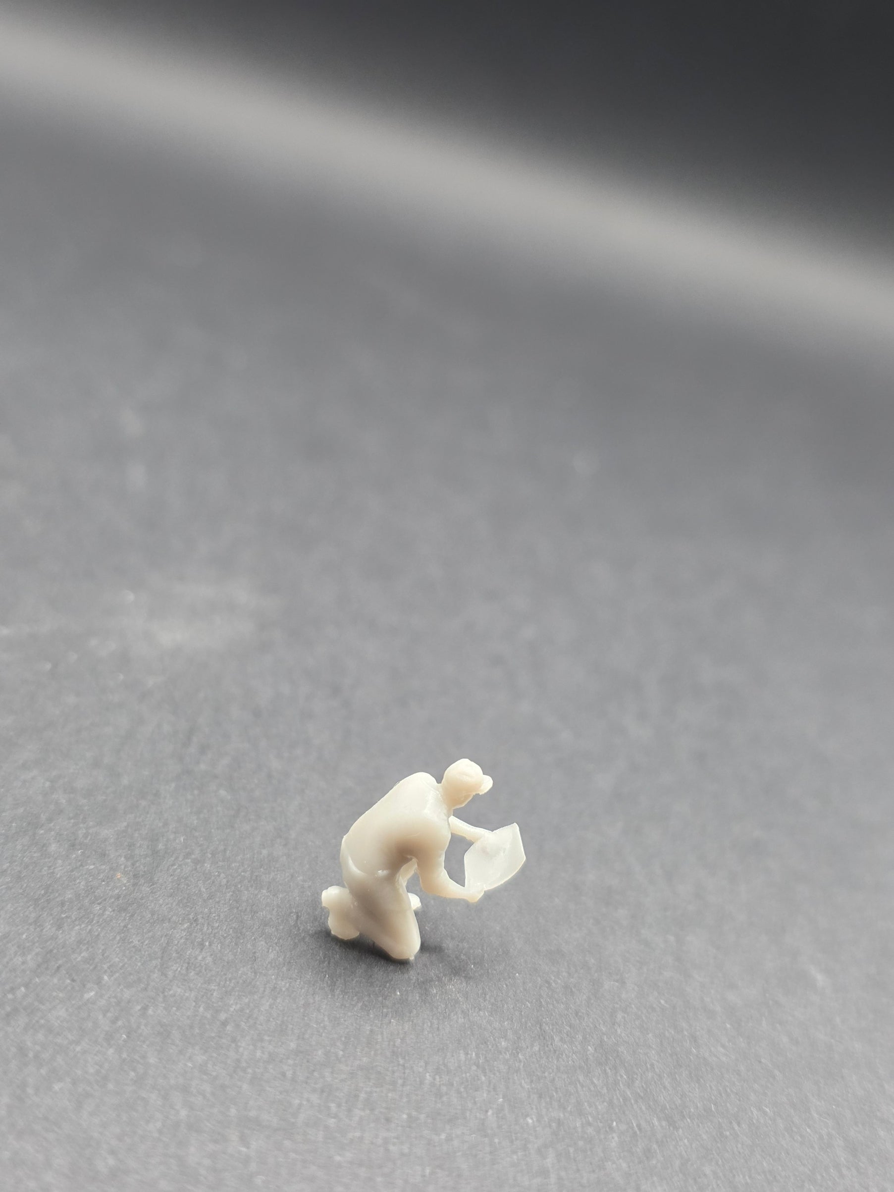 Arbeiter auf einem Knie mit einem Plan in der Hand im Maßstab 1/87