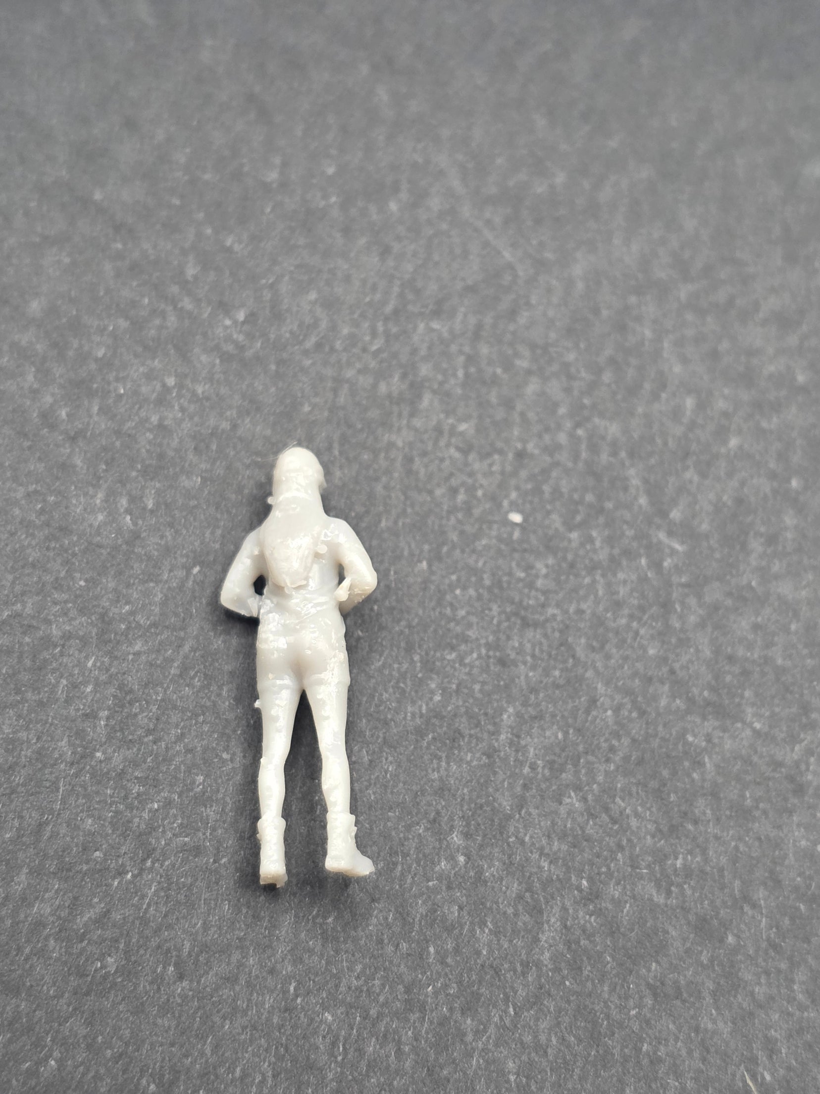 Arbeiterin in Kurzer Hose im Maßstab 1/87