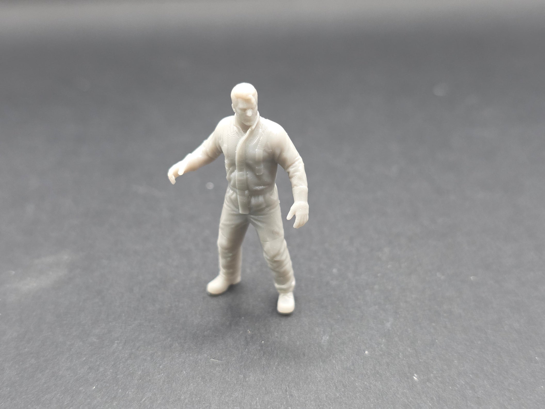 Arbeiter der ein Werkzeug hält im Maßstab 1/50