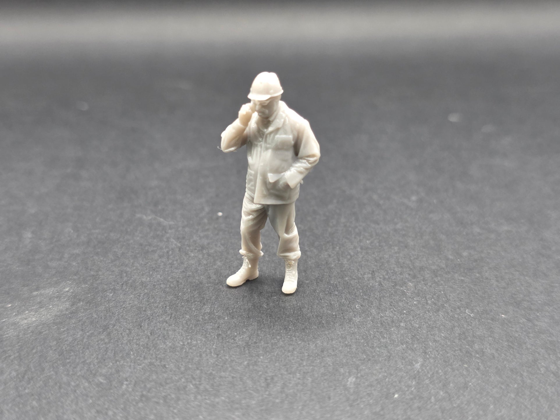 Polier am Telefon im Maßstab 1/50