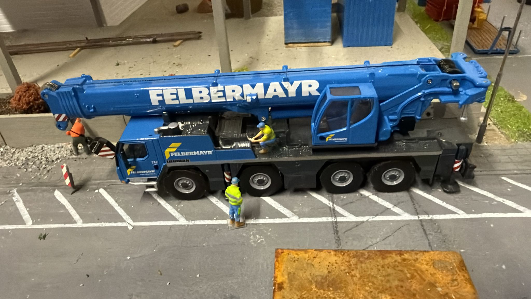Arbeiterin in Kurzer Hose im Maßstab 1/87