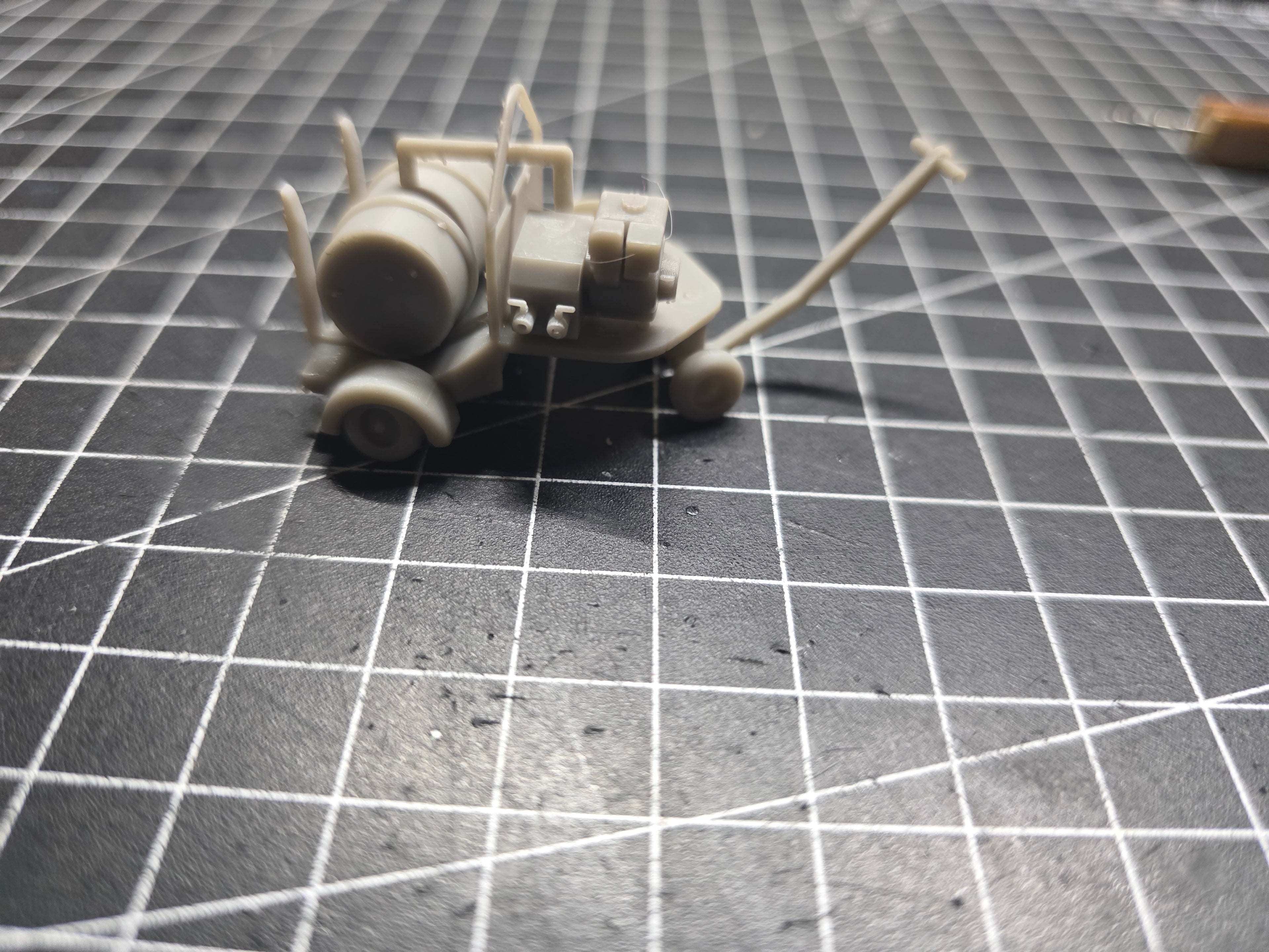 Bitumen Haftkleber Spritzmaschine (Spritzmaus ) im Maßstab 1/50