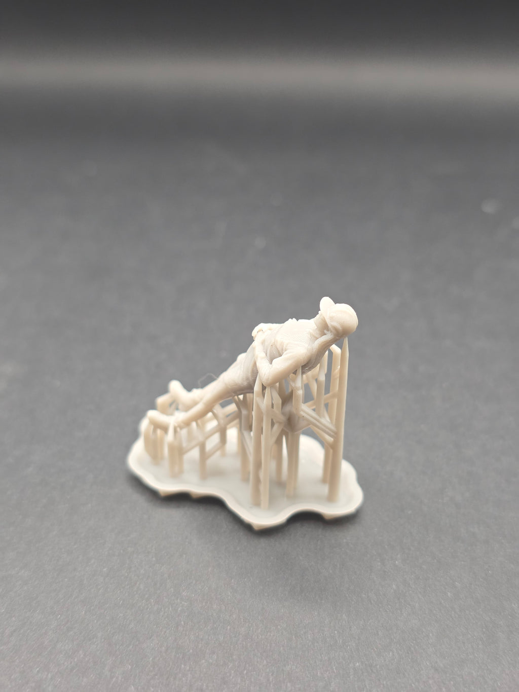 Bauarbeiterin in kurzer Hose im Maßstab 1/50