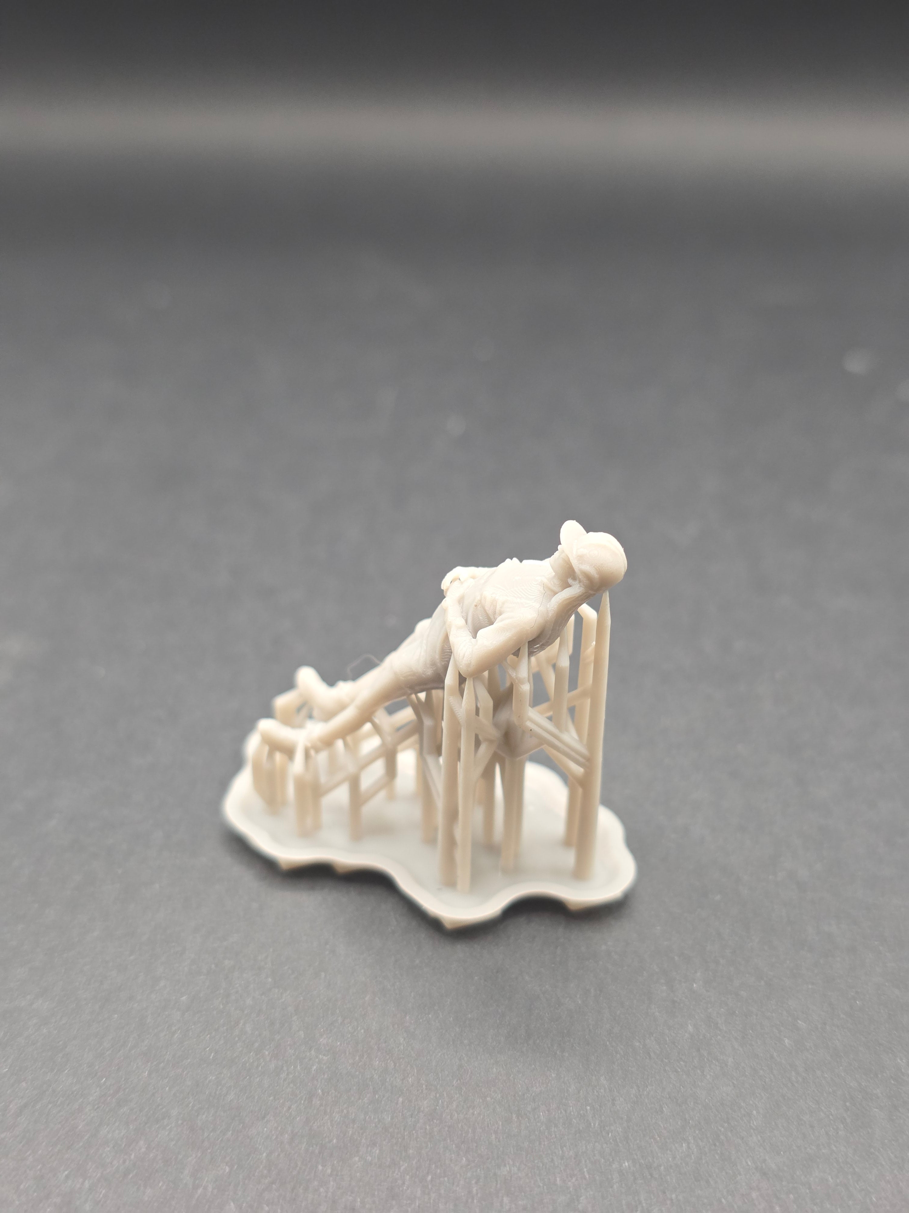 Bauarbeiterin in kurzer Hose im Maßstab 1/50