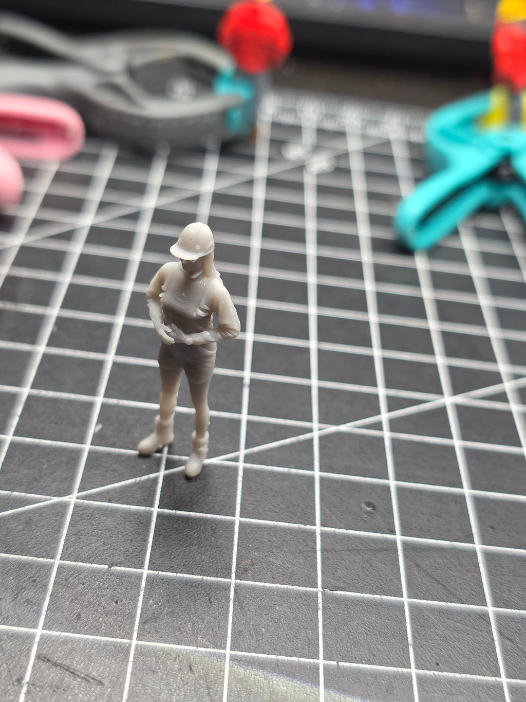 Bauarbeiterin in kurzer Hose im Maßstab 1/50